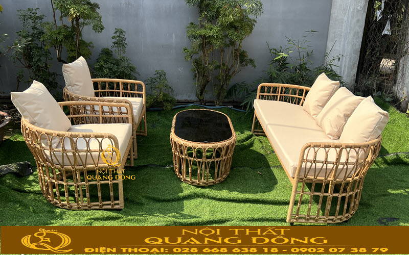 Sofa mây nhựa tạo điểm nhấn cho không gian ngoài trời