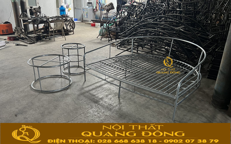 Khung kim loại chắc chắn, đảm bảo an toàn khi sử dụng