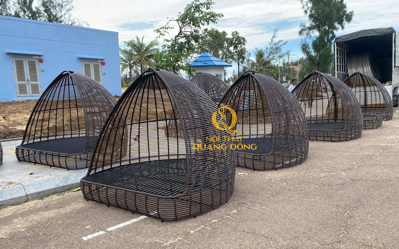 Giường tắm nắng được làm từ khung thép đan sợi mây nhựa