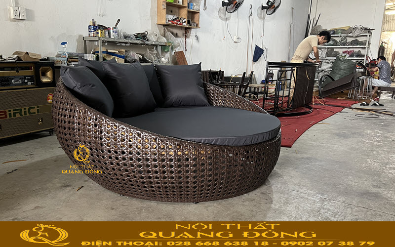 Giường tắm nắng sử dụng nệm lót và gối tựa chuyên dụng ngoài trời Sản phẩm giường tắm nắng mây nhựa được sản xuất hoàn thiện tại xưởng Nội thất Quang Đông