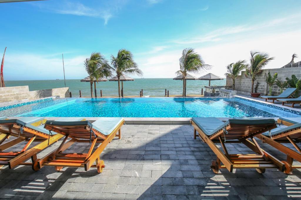 Khách sạn Serenity by the Sea Phan Thiết bày trí ghế hồ bơi ngoài trời tiện dụng Khách sạn Serenity by the Sea Phan Thiết có view hồ bơi đẹp hướng ra biển