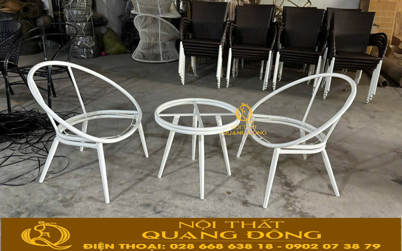 Khung kim loại sơn tĩnh điện giúp bàn ghế hạn chế bong tróc, gỉ sét