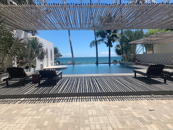 Meraki Oasis Hotel có trang bị ghế hồ bơi ngoài trời tiện nghi Meraki Oasis Hotel có hồ bơi hướng biển