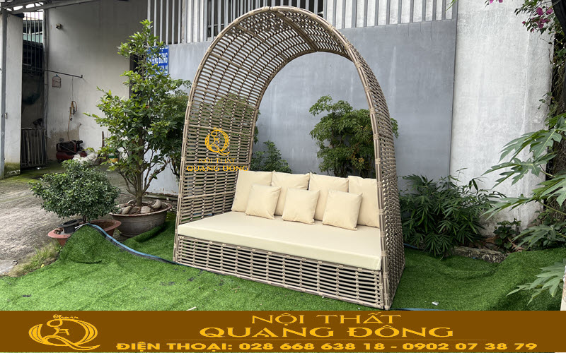 Sofa mây nhựa sân vườn tạo hình mái che độc đáo