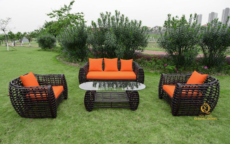 Sofa kết hợp cùng bàn trà đem lại sự tiên nghi khi sử dụng Sofa mây nhựa mang gam màu đen sang trọng