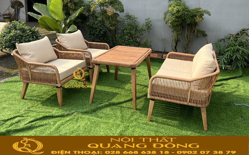 Sự kết hợp hài hòa giữa chất liệu nhựa giả mây và chất liệu gỗ tự nhiên Sofa giả mây QD-749 được đan bằng sợi mây nhựa tròn cao cấp