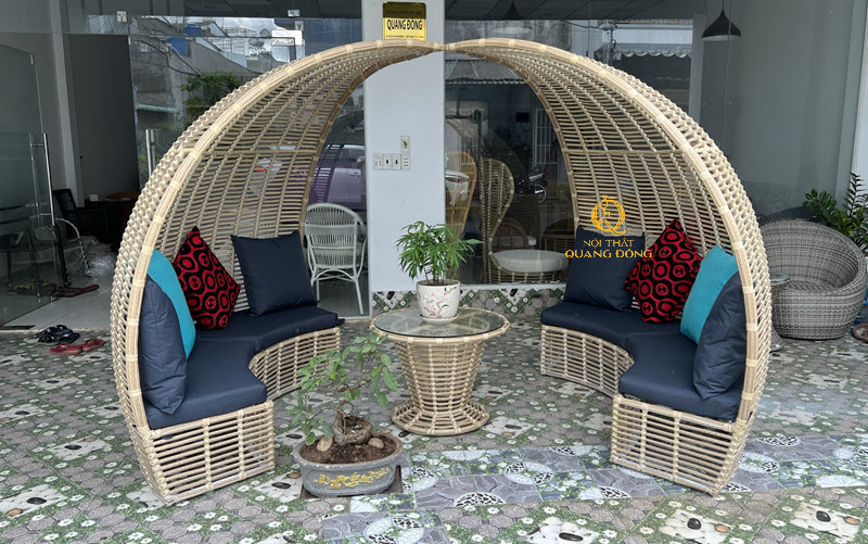 Sofa đan thủ công ấn tượng  với mái vòm chuyên dụng cho ngoài trời
