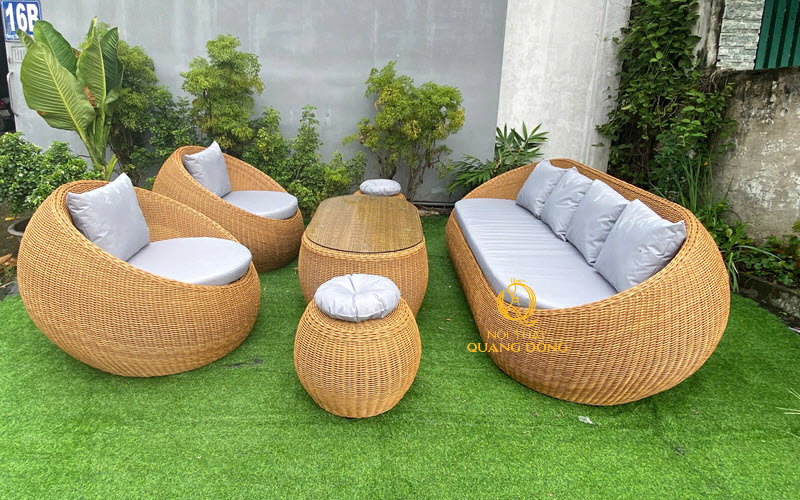 Sofa mây nhựa với gam màu vàng tự nhiên hiện đại Sofa mây nhựa với thiết kế bo tròn tiện nghi khi sử dụng