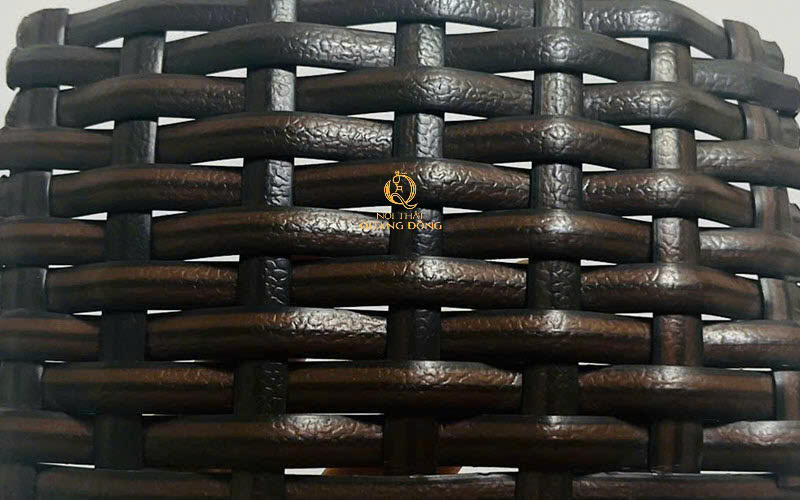 Sợi nhựa bản dẹp được đan trong bàn ghế giả mây Sợi nhựa mây bản dẹp rộng nhưng thanh mảnh