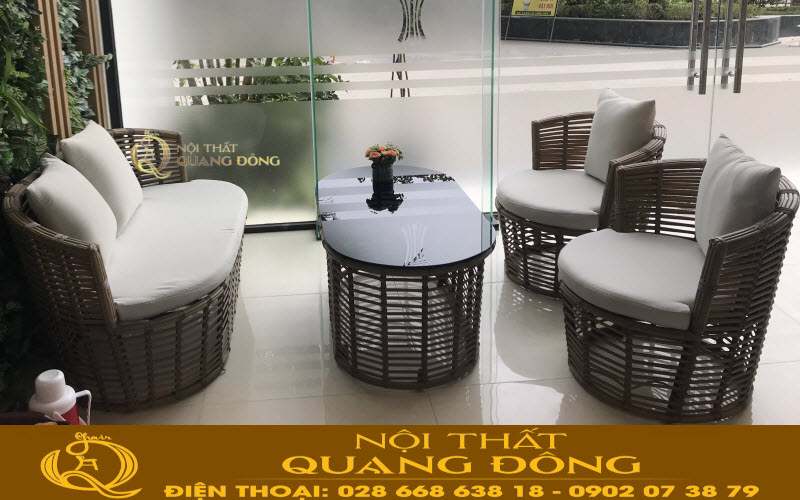 mẫu bàn ghế giả mây QD-2056 dược đặt tại không gian phòng khách 