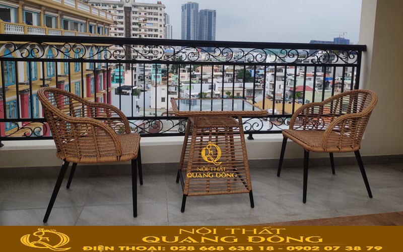 Bàn ghế giả mây QD-2090 sử dụng cho không gian ban công với 2 ghế và 1 bàn