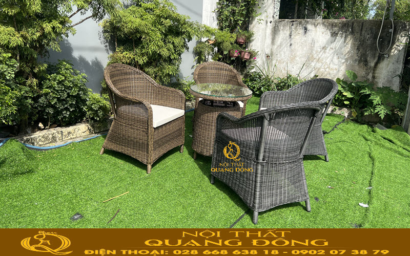 Bàn ghế giả mây QD-2092 được đan bằng sợi mây nhựa cao cấp, kháng nước, kháng tia UV Bàn ghế giả mây QD-2092 sử dụng 4 ghế và 1 bàn