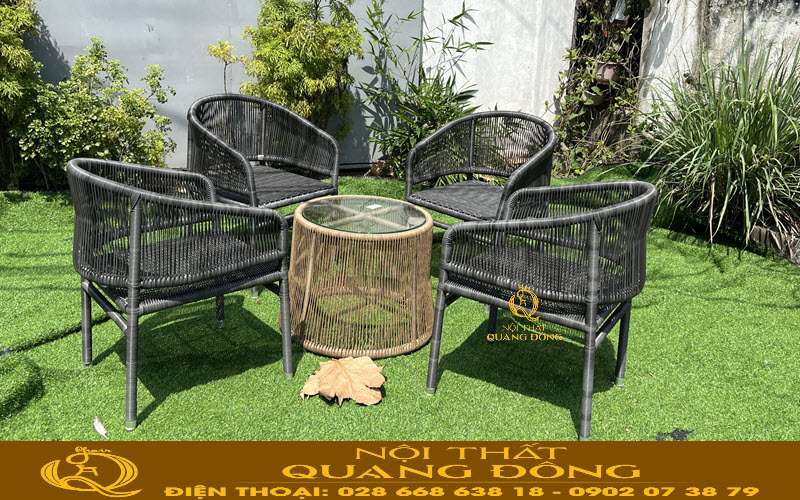 Bàn ghế giả mây được thiết kế với kiểu dáng cao ráo, thông thoáng cho người ngồi