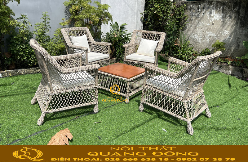 Bộ bàn ghế giả mây QD-2104 sử dụng bàn vuông mặt gỗ, bạn cũng có thể chọn kính hoặc đá
