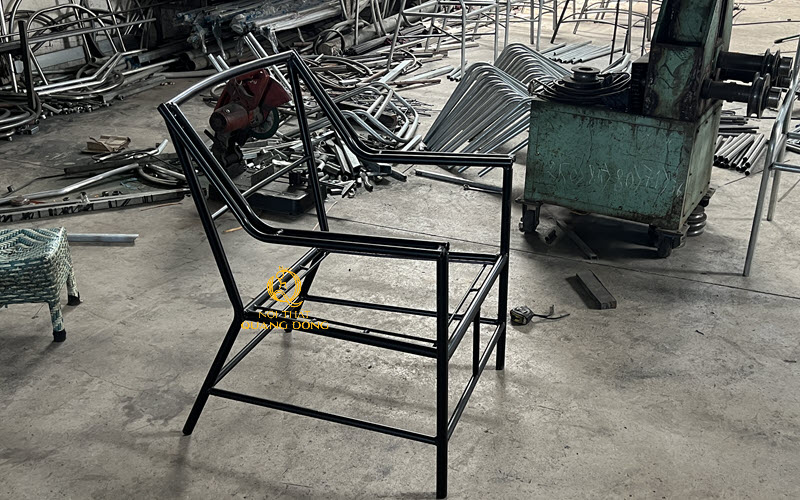 Khung ghế vô cùng chắc chắn bởi được làm bằng thép ống có độ dày 1,2 ly sơn tĩnh điện