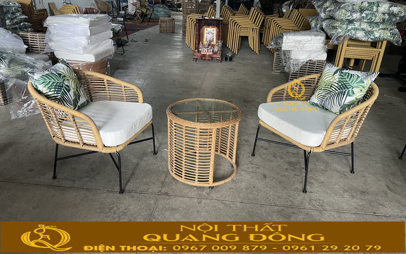 Bàn ghế mây nhựa QD-2120 sử dụng nệm ngồi êm ái, thoải mái