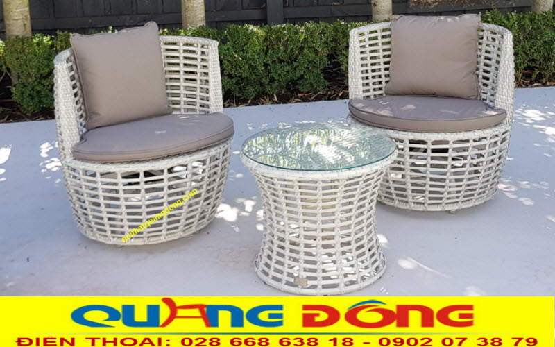 Mẫu bàn ghế sử dụng sợi nhựa giả mây bản lớn sợi bán nguyệt 