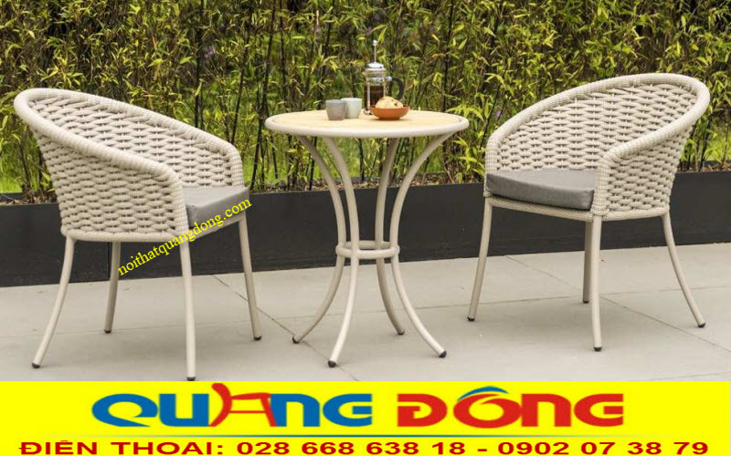 Sử dụng bàn ghế mây nhựa cao cấp QD-312 cho không gian ngoại thất bàn ghế giả mây QD-312 sử dụng cho không gian nhỏ với 1 bàn và 2 ghế
