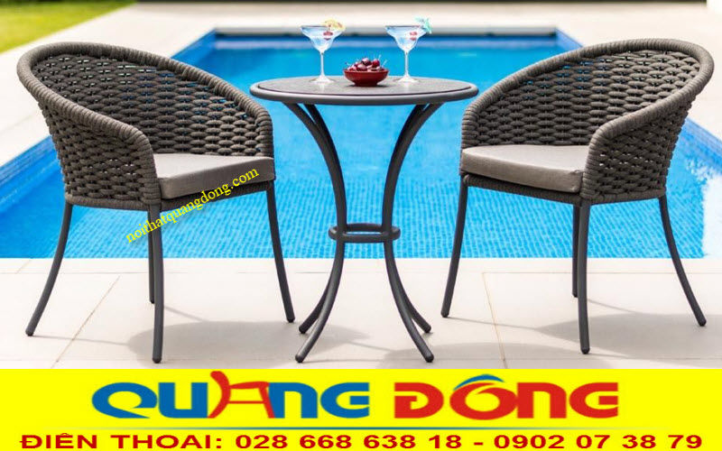 Mẫu bàn ghế ngoài trời đẹp sang trọng và chất lượng Bàn ghế giả mây QD-312 đặt tại bơi tạo điểm nhấn nổi bật, sang trọng
