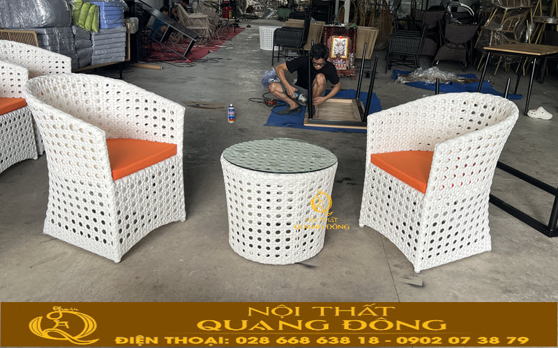 Sử dụng combo 2 ghế và 1 bàn cho không gian ban công, góc sân vườn
