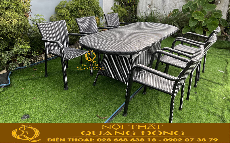 Ghế giả mây và bàn ovan hiện đại dùng làm bàn ăn