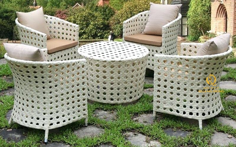 Gam màu trắng bàn ghế giả mây giúp sản phẩm nổi bật trong mọi không gian