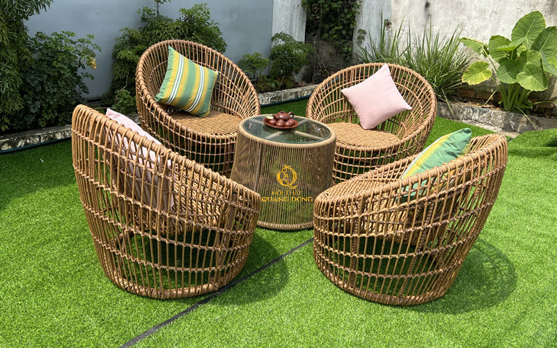 Bàn ghế mây nhựa phù hợp cho không gian sân vườn