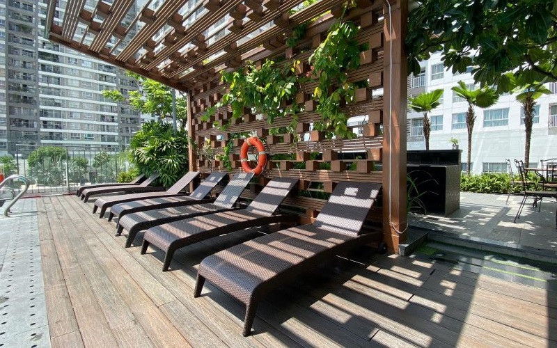 Ghế hồ bơi đan sợi nhựa giả mây ngoài trời được ghi tại Chung cư Orchard Garden Phú Nhuận