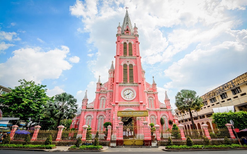 Nhà thờ Tân Định là một trong những điểm đi chơi noel siêu đẹp với gam màu hồng nổi bật