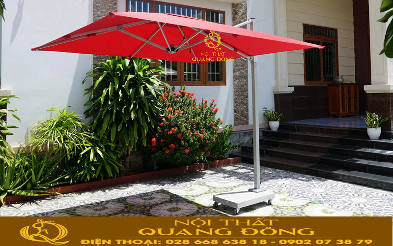 Dù lệch tâm gam màu đỏ nổi bật ở không gian ngoài trời Dù lệch tâm vuông 2.5 mét với thiết kế lêch tâm hiện đại, sang trọng