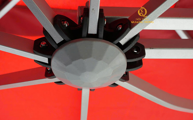 Nan và thân ddefu được làm từ sắt hộp, đảm bảo tính ổn định khi sử dụng ngoài trời Dù lệch tâ, kết cấu chắc chắn, yên tâm khi sử dụng ngoài trời