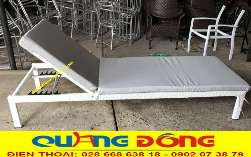 Mẫu ghế nằm hồ bơi giả mây QD-1247 sử dụng nệp lót mouse D25 dày dặn, chắc chắn