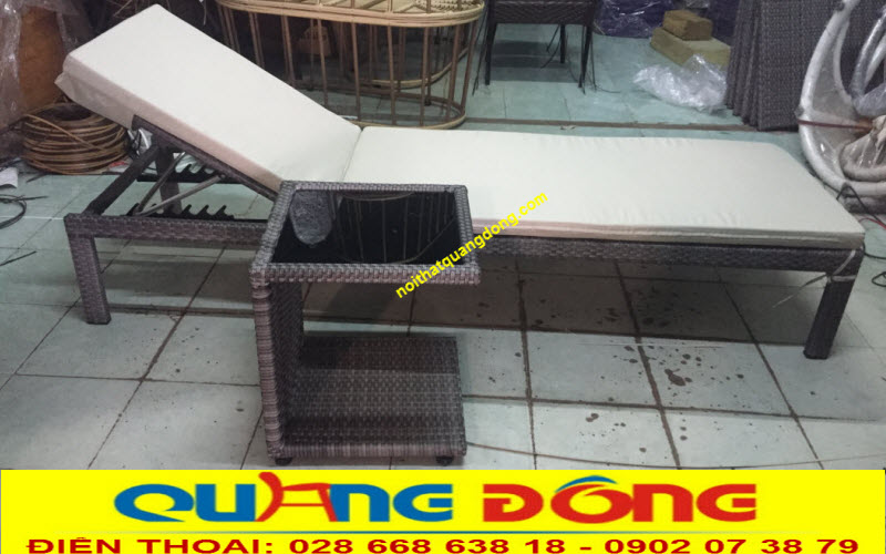 Tổng thể chiếc ghế nằm hồ bơi giả mây QD-1247 đi kềm chiếc bàn nhỏ xinh xắn