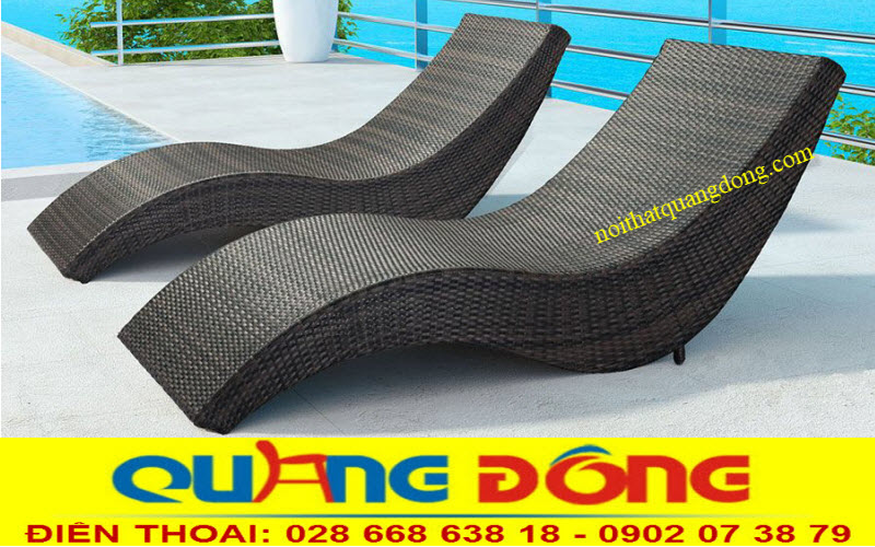 Mẫu ghế nằm hồ bơi giả mây QD-1251 nổi bật khi đặt tại hồ bơi cao cấp