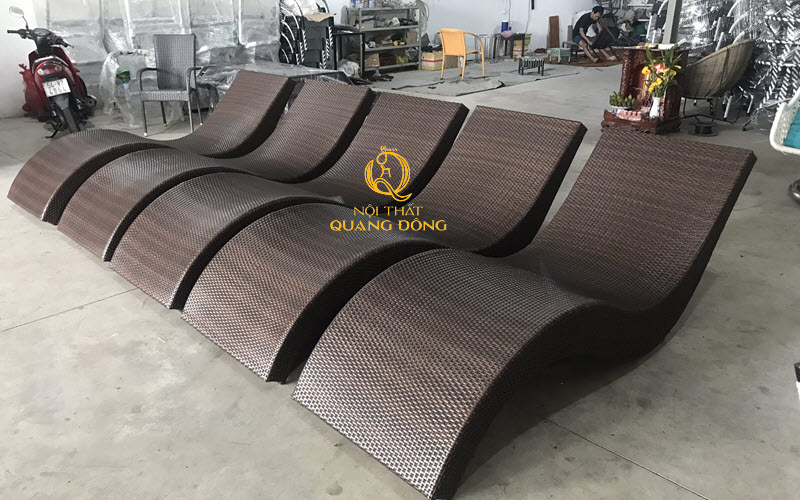 Nội Thất Quang Đông ra mẫu ghế nằm hồ bơi QD-1251 màu nâu giả gỗ theo yêu cầu khách hàng