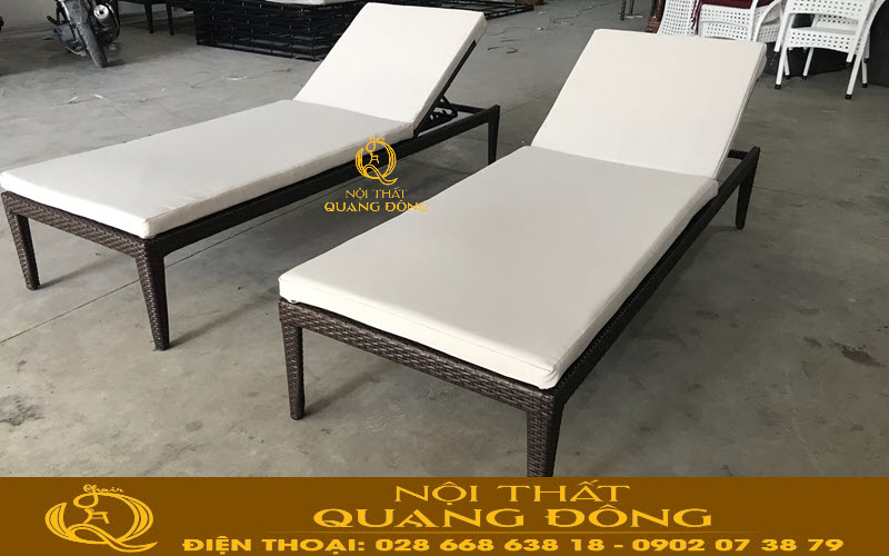 Ghế nằm hồ bơi đan sợi mây nhựa giả mây màu nâu giả gỗ, đi kèm là nệm lót màu trắng kem tạo điểm nhấn đẹp