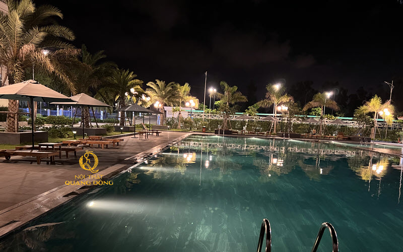 bể bơi khách sạn Harmonia tiện nghi với ghế nằm hồ bơi gỗ QD-1006 