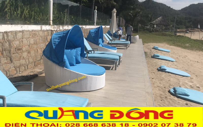 Mẫu giường tắm nắng có mái che cho bãi biển QD-536 Mẫu giường tắm nắng màu trắng kết hợp nệm, mái che màu xanh