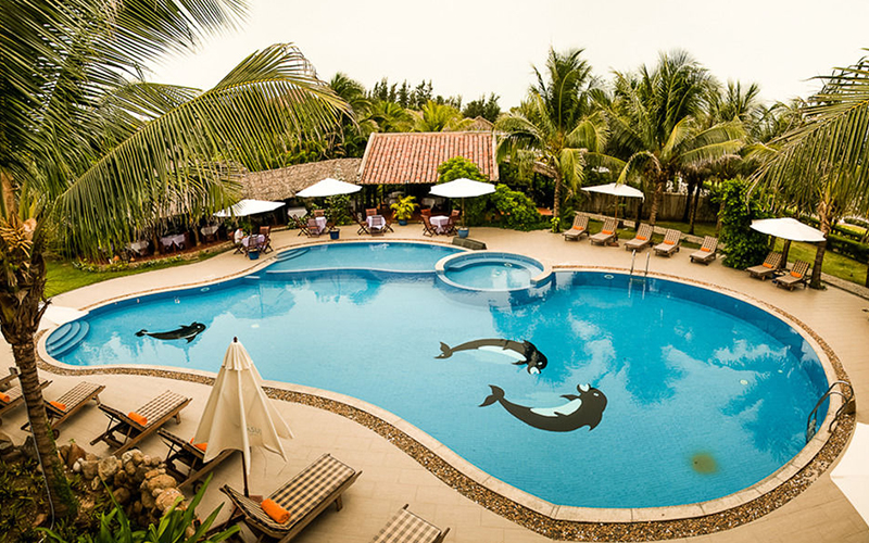 Khách sạn TTC Phan Thiết trang bị đầy đủ ghế hồ bơi thư giãn Khách sạn TTC Phan Thiết có hồ bơi rộng rãi, thoáng mát