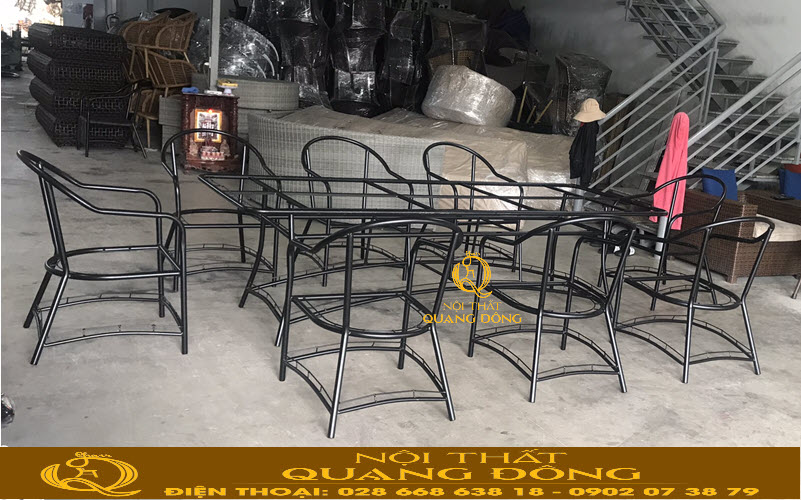 Khung sườn của bộ bàn ghế giả mây được tạo hình chắc chắn