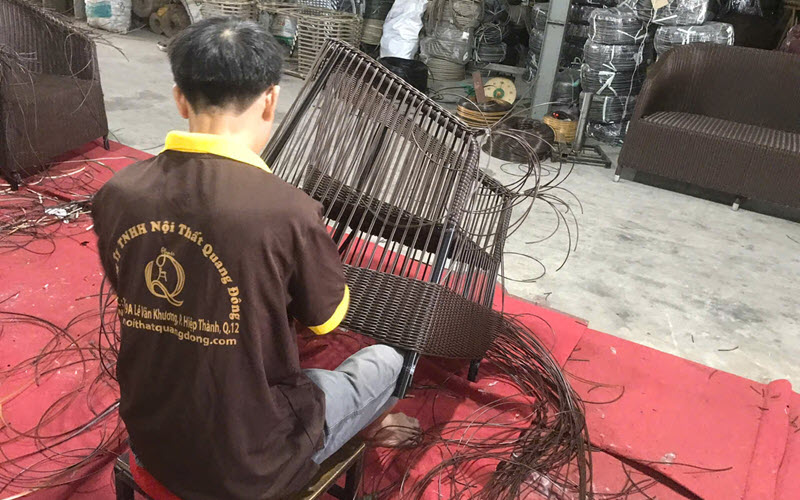 Sofa mây nhựa được người thợ lành nghề đan tay thủ công tỉ mỉ