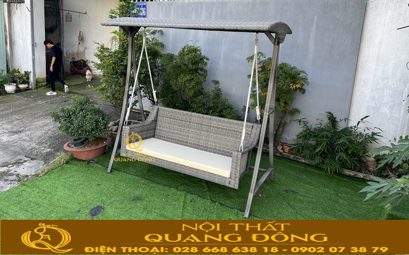 Xích đu mây nhựa QD-502 thiết kế có mai che tiện lợi