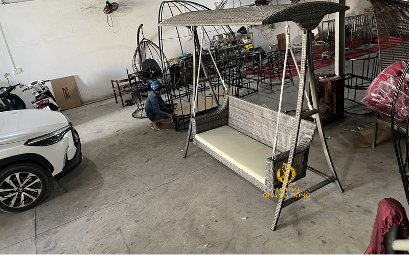 Xích đu giả mây có mái che thoải mái cho người sử dụng